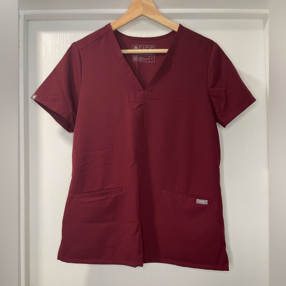 Fogs Casma 3-pocket scrub top in Burgundy. Size S